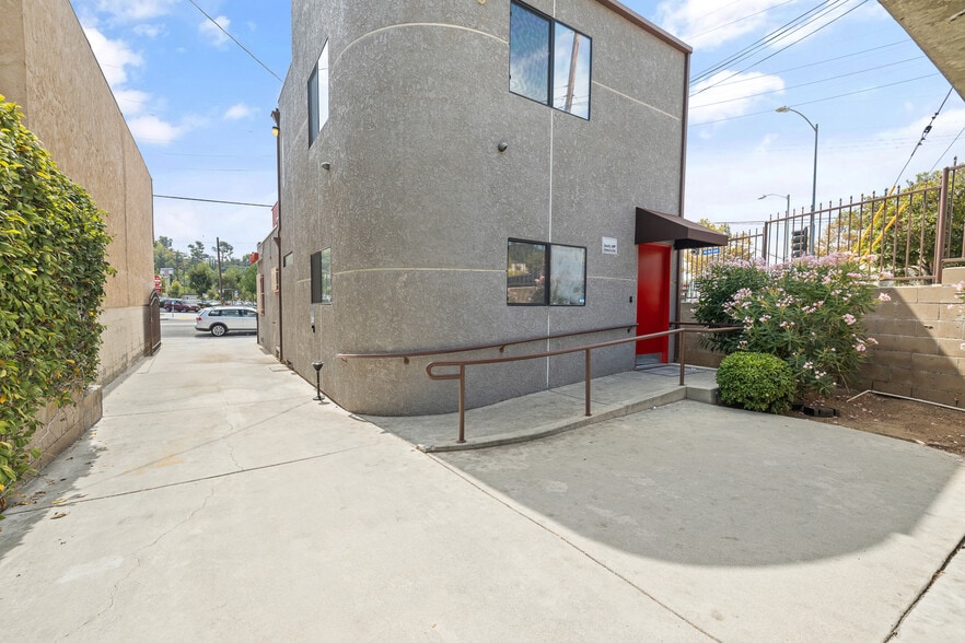 More Photos Of 1063 Colorado Blvd, Los Angeles Medical For Sale