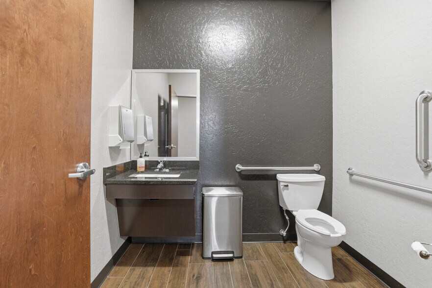 More Photos Of 2804 SW 134th St, Oklahoma City Medical For Sale