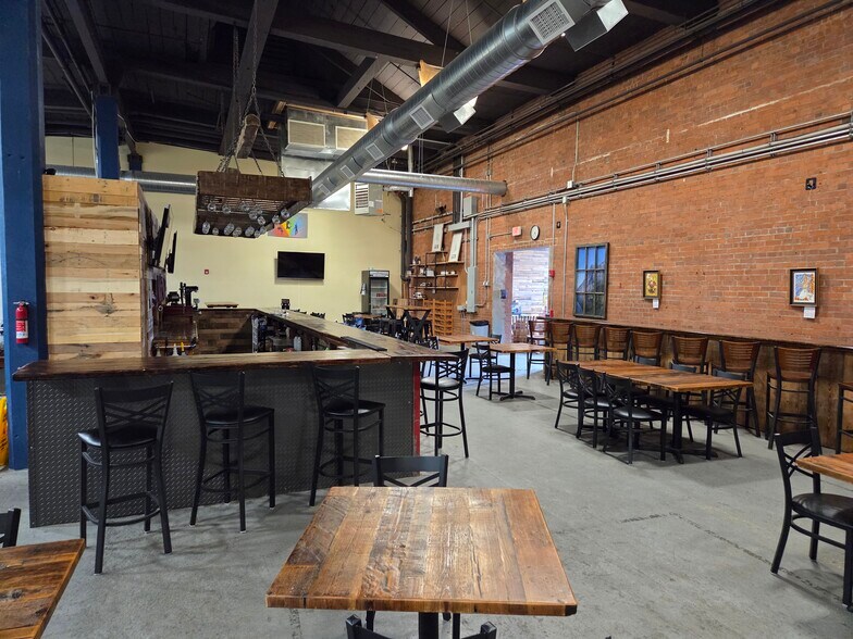 More Photos Of 725 Main St, Middletown Storefront For Lease