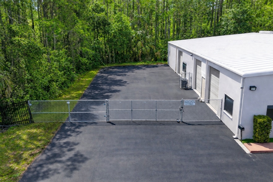 More Photos Of 4204 Louis Ave, Holiday Manufacturing For Lease