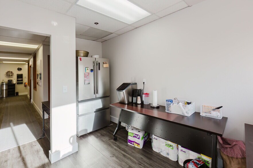 More Photos Of 1040 NE Hostmark St, Poulsbo Office For Sale