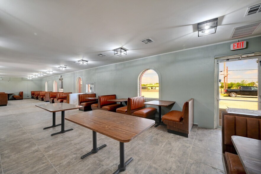 More Photos Of 2200-2204 S WW White Rd, San Antonio Restaurant For Lease