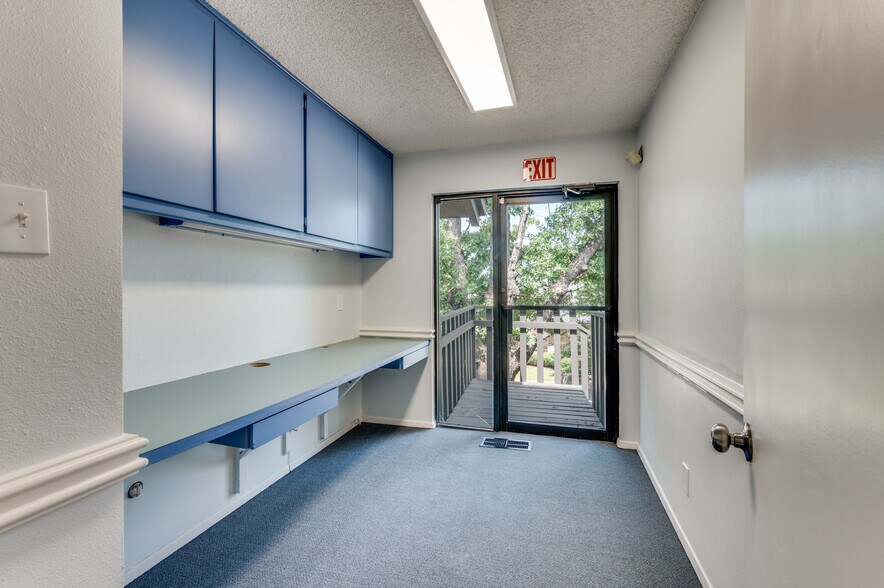 More Photos Of 1725 Cimarron Trl, Hurst Medical For Lease