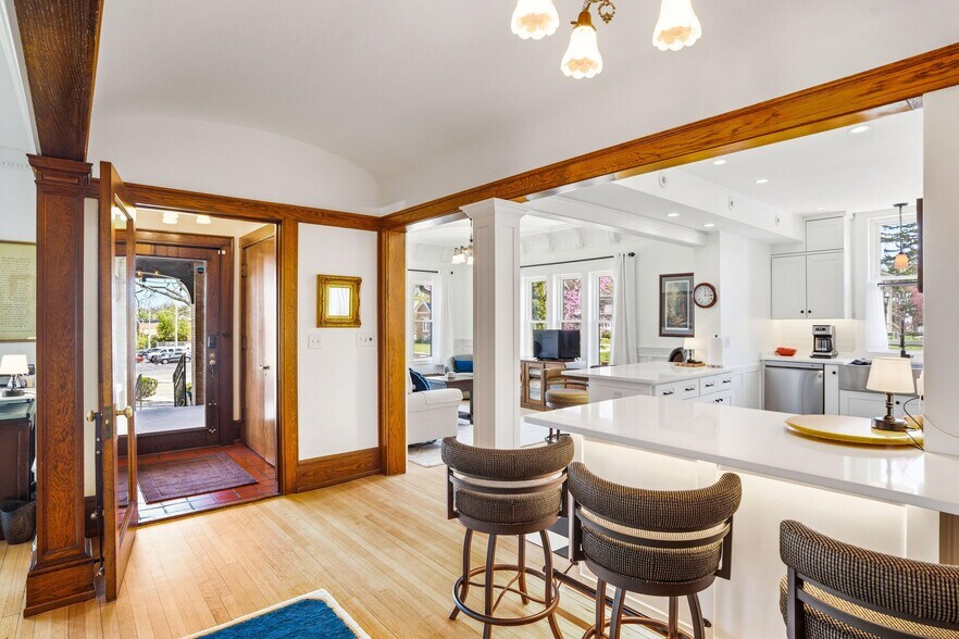 More Photos Of 90 S Main St, Hartford Hospitality For Sale