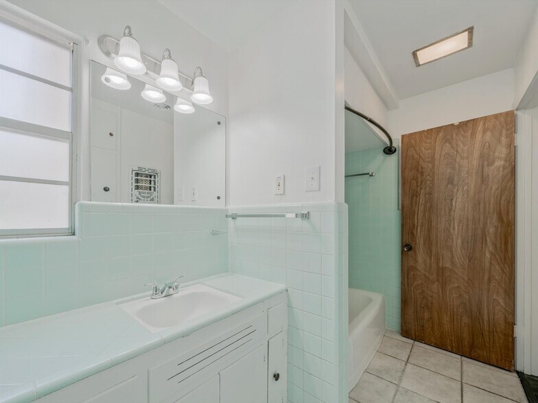 More Photos Of 2326 Hartford Rd, Austin Apartments For Sale