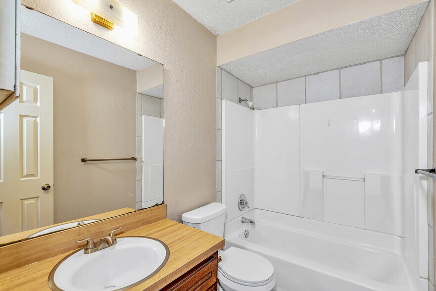 More Photos Of 210 NW North St, Minco Apartments For Sale