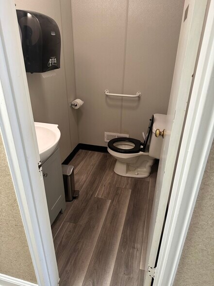 More Photos Of 978 Perry Hwy, Pittsburgh Medical For Sale