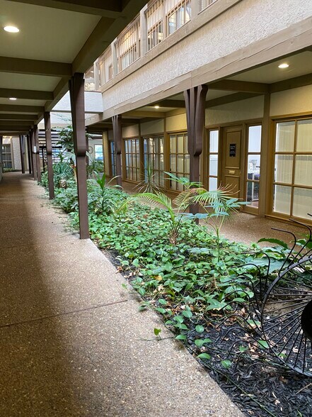 More Photos Of 4444 N Belleview Ave, Kansas City Unknown For Lease