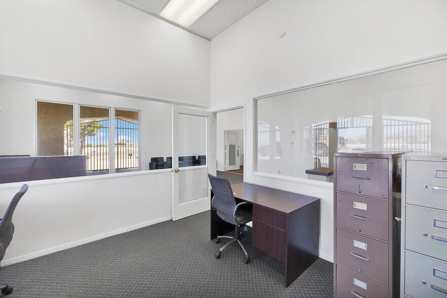 More Photos Of 2660 Pearblossom Hwy, Palmdale Office Residential For Sale