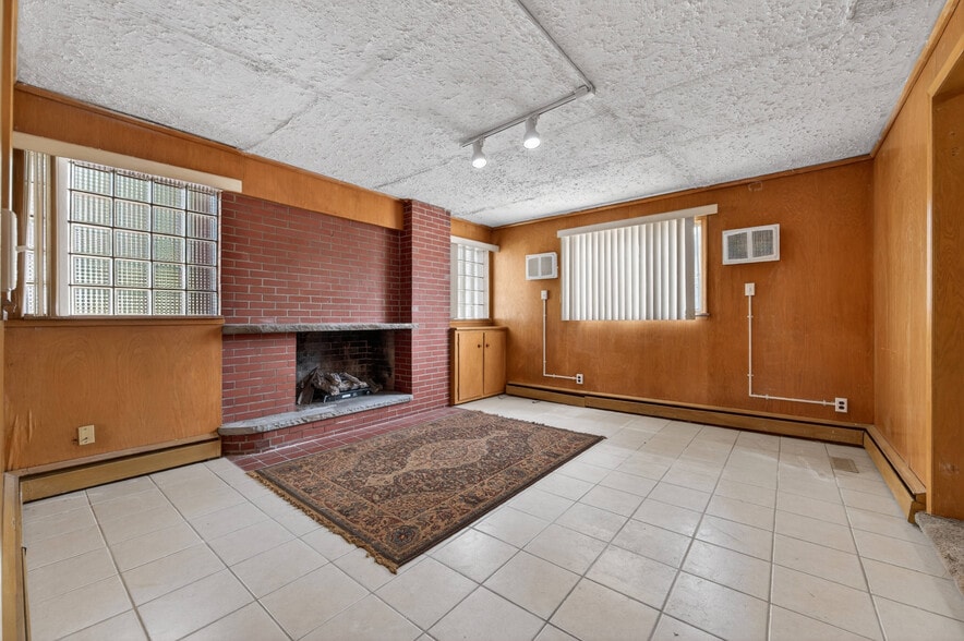 More Photos Of 209 N Main St, Belleville Medical For Sale