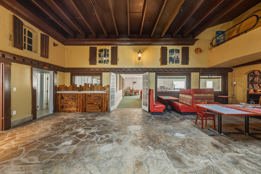 More Photos Of 300 N Cocoa Blvd, Cocoa Restaurant For Lease