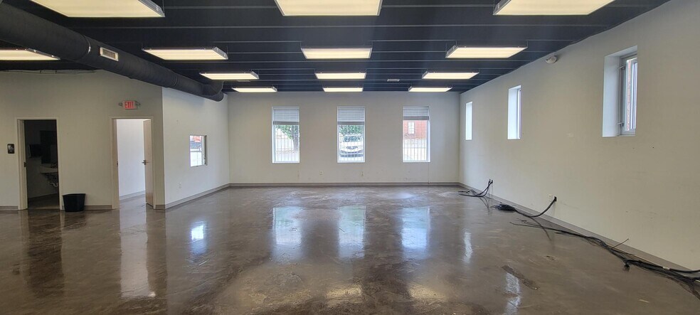 More Photos Of 2542-2544 Lucena St, Charlotte Warehouse For Lease