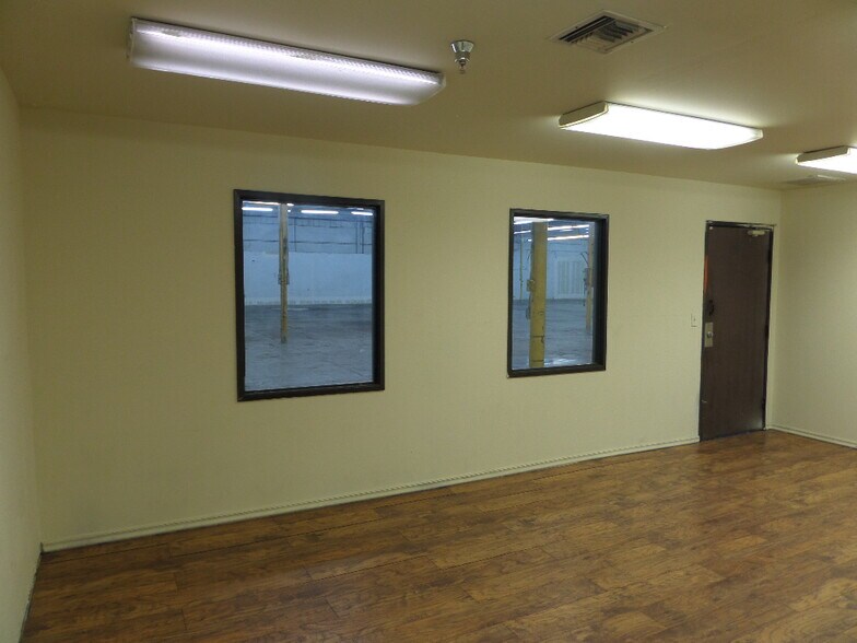 More Photos Of 2602 W Holly St, Phoenix Warehouse For Lease