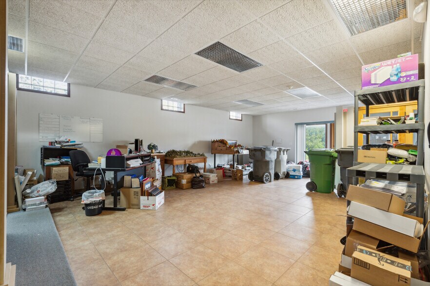More Photos Of 305 E San Marnan Dr, Waterloo Medical For Sale