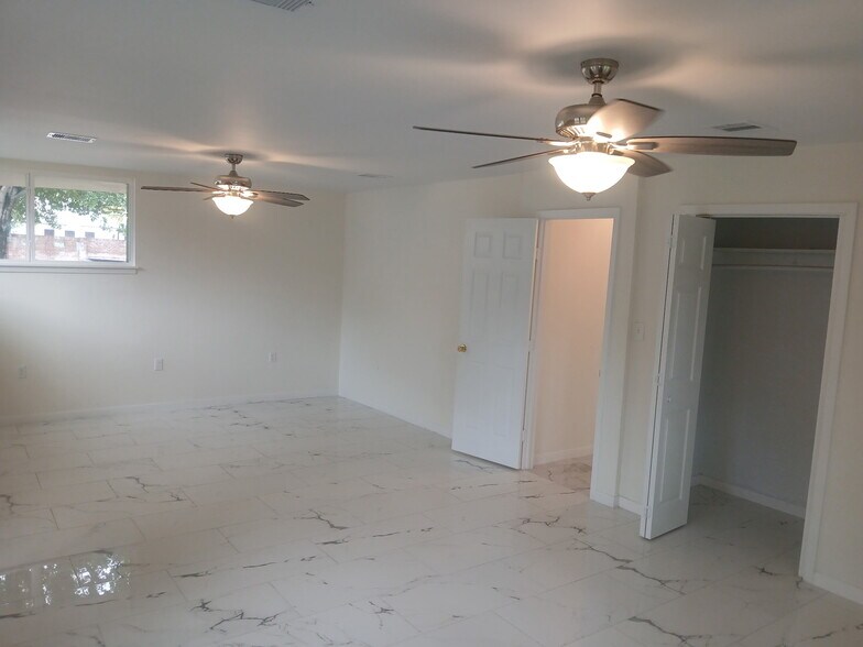 More Photos Of 1506 Avenue D, Katy Office For Sale