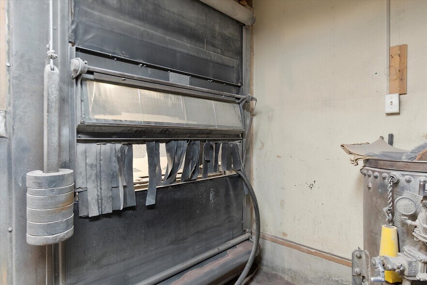 More Photos Of 101 Academy St, Kelso Distribution For Sale