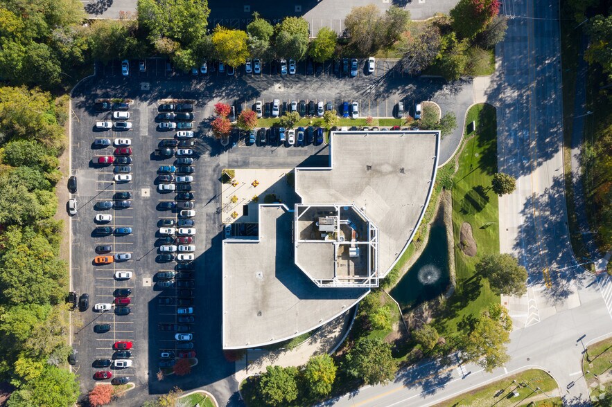 More Photos Of 5750 Old Orchard Rd, Skokie Office For Lease