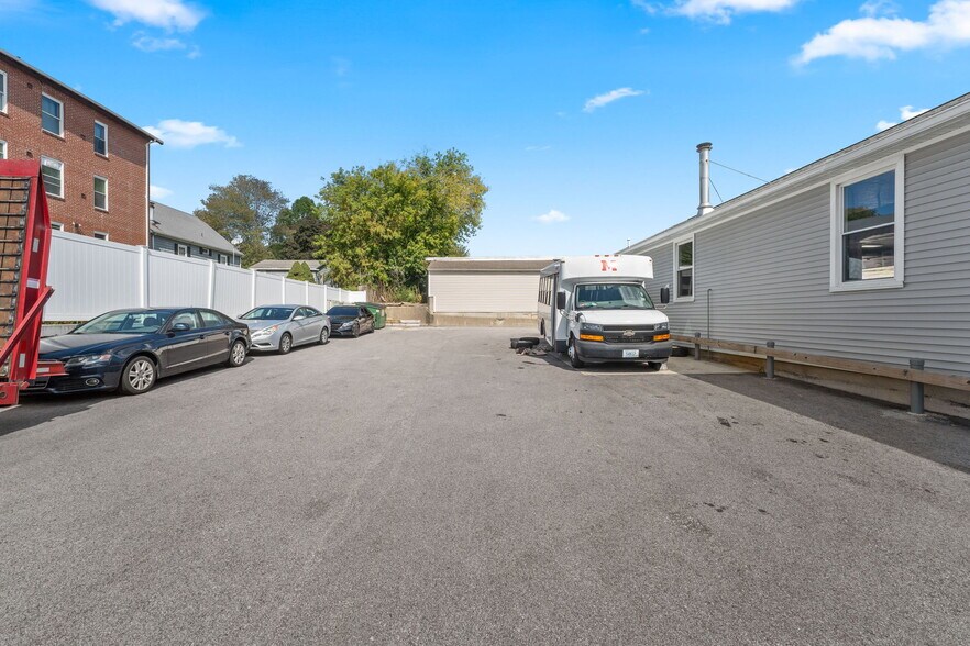 More Photos Of 25 Grand Ave, Cumberland Auto Repair For Lease
