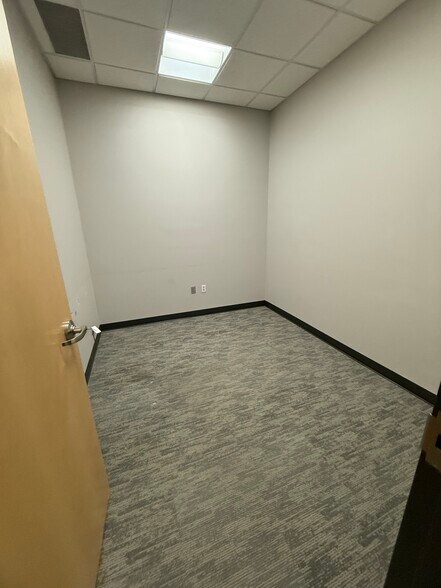 More Photos Of 211 Sioux Point Rd, Dakota Dunes Office For Lease