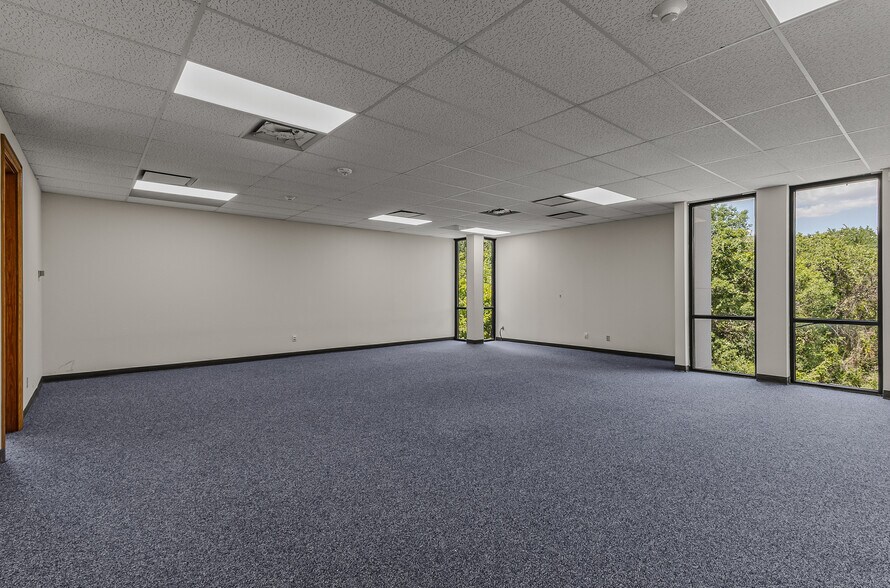 More Photos Of 6900 Anderson Blvd, Fort Worth Office For Sale