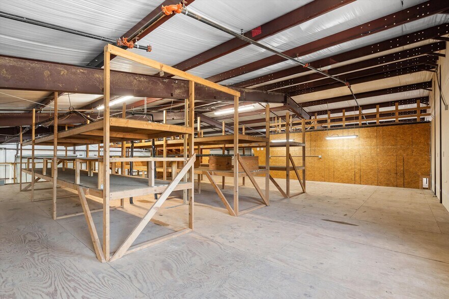 More Photos Of 209 S Shady Shores Dr, Lake Dallas Light Manufacturing For Lease