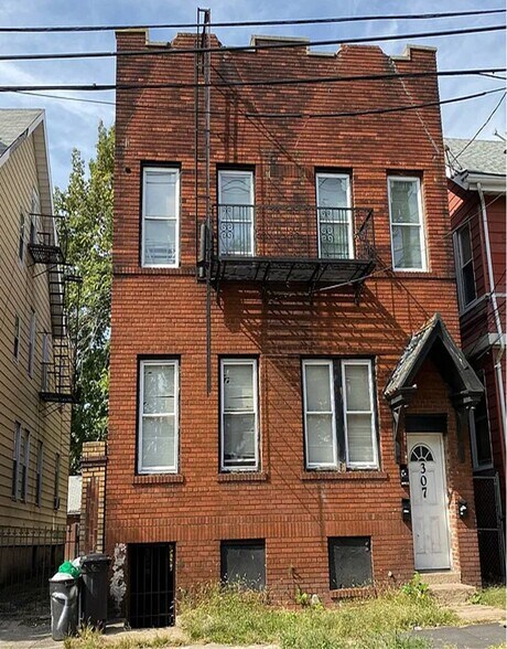 Primary Photo Of 307 Clinton Pl, Newark Apartments For Sale