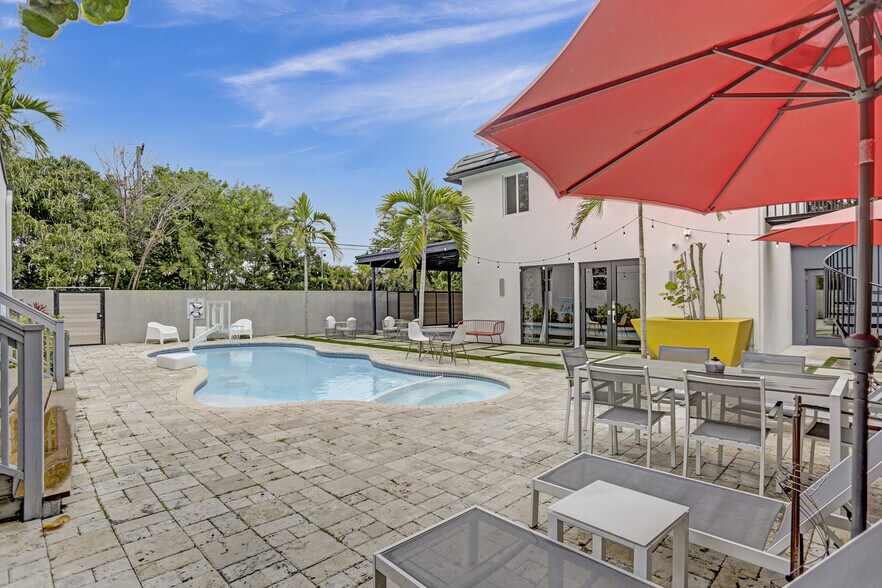 More Photos Of 430 Ne 121st St, Biscayne Park Movie Radio TVStudio For Sale