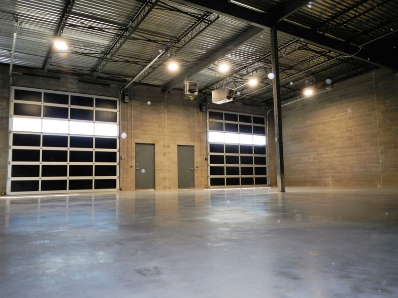 More Photos Of 2100 Double Creek Dr, Round Rock Showroom For Sale