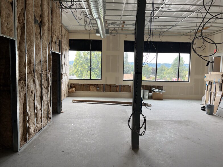 More Photos Of 735 E Clarendon St, Gladstone Office For Sale