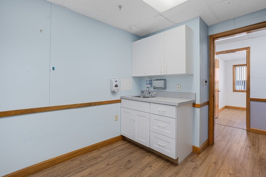 More Photos Of 24 Salt Pond Rd, Wakefield Medical For Sale
