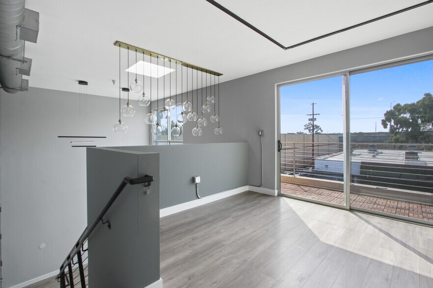 More Photos Of 2332 Cotner Ave, Los Angeles Loft Creative Space For Lease