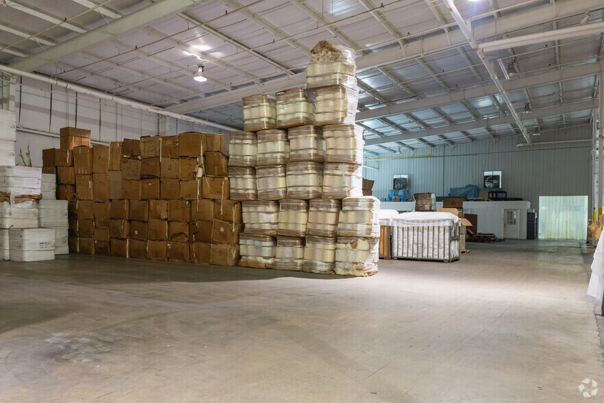 More Photos Of 715 S River Street, Calhoun Warehouse For Lease