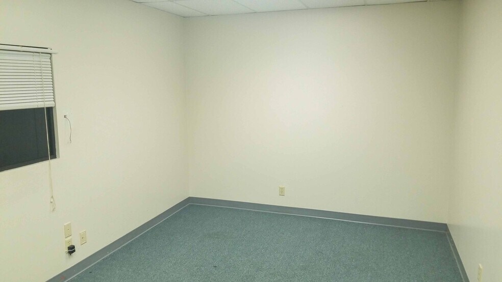 More Photos Of 1800 S Washington St, Beeville Office For Sale