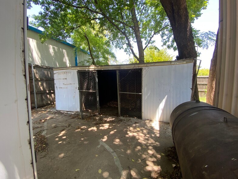 More Photos Of 715 Dallas Dr, Denton Flex For Sale