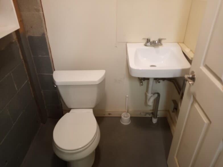 More Photos Of 4570 E Bristol Rd, Feasterville Trevose Light Manufacturing For Sale