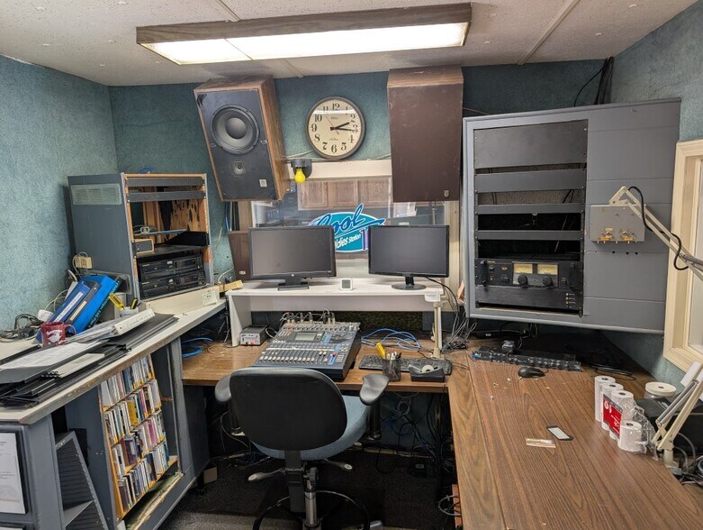 More Photos Of 706 E Allegan St, Otsego Office For Sale