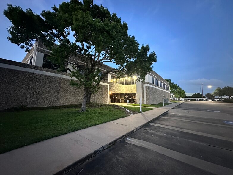 More Photos Of 11100 W Airport Blvd, Stafford Warehouse For Lease