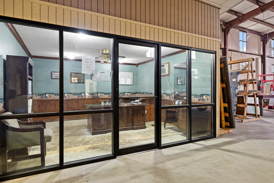 More Photos Of 2100 E Front St, Tyler Flex For Lease