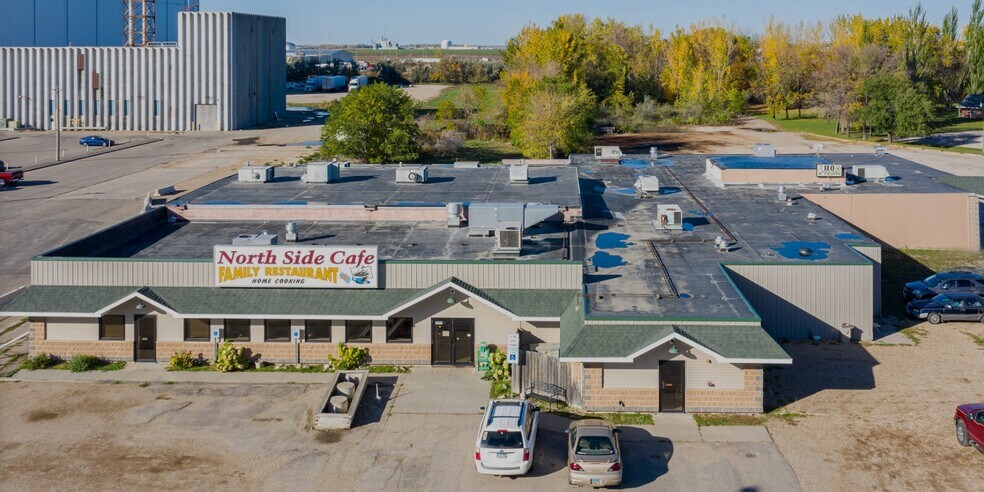 Primary Photo Of 3450 Gateway Dr, Grand Forks Restaurant For Lease