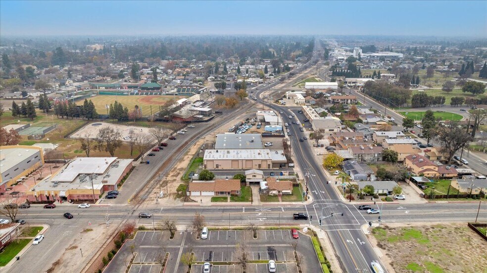 More Photos Of 1027 W Murray Ave, Visalia Service For Sale