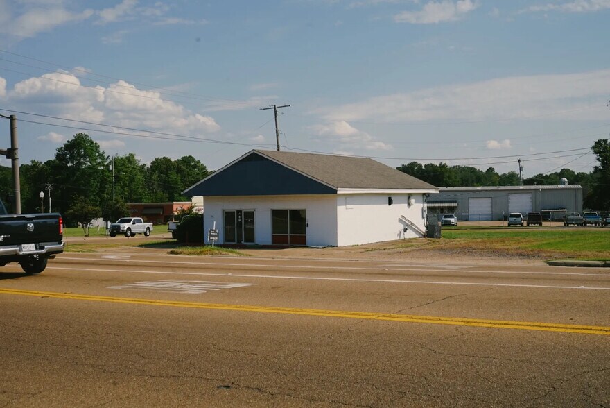 More Photos Of 150 E Northside Dr, Clinton General Retail For Sale