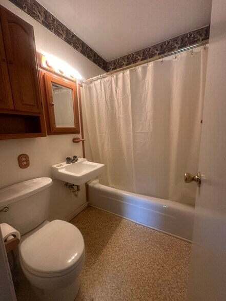 More Photos Of 418 E Washington St, Arma Storefront Retail Residential For Sale