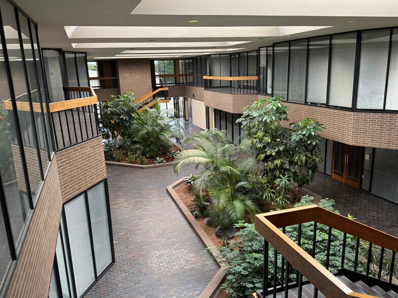 More Photos Of 1880 S Dairy Ashford Rd, Houston Office Residential For Lease