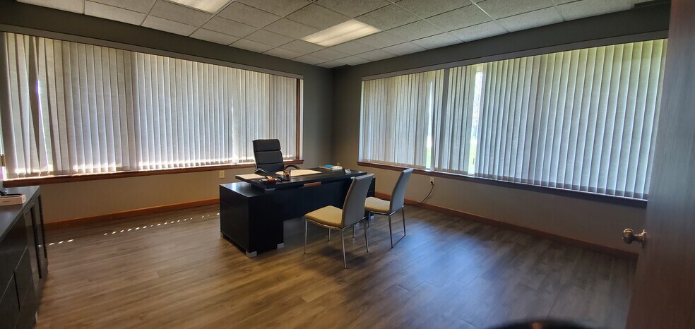 More Photos Of 38227 Western Pky, Willoughby Flex For Lease