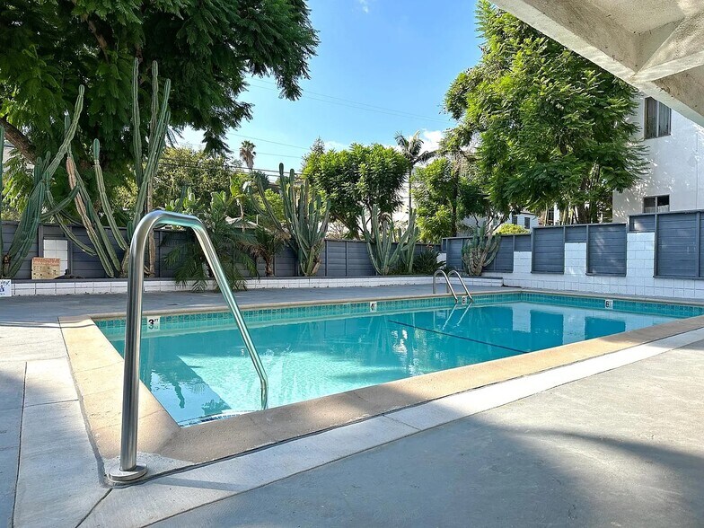 More Photos Of 2030 Holly Dr, Los Angeles Apartments For Sale