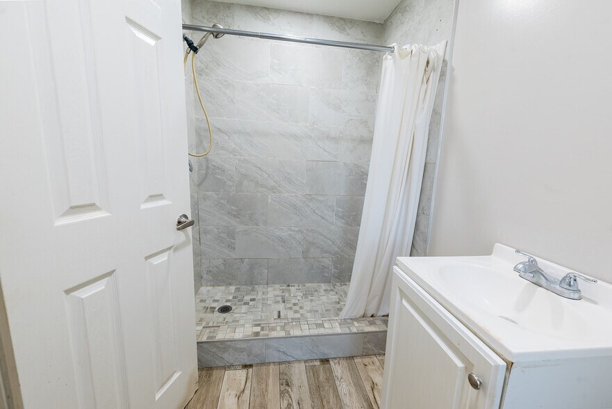 More Photos Of 1757 N Temple Ave, Starke Hotel For Sale