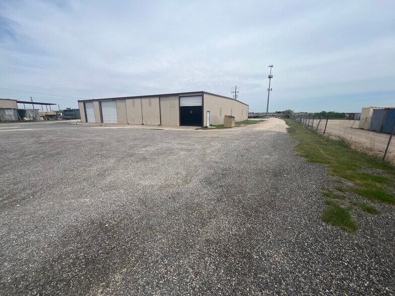 More Photos Of 601 N Access Rd, Tye Warehouse For Lease