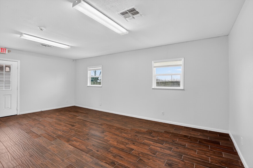 More Photos Of 5109 E 5th St, Katy Storefront Retail Office For Sale