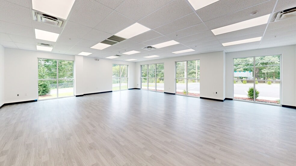 More Photos Of 683 Daniel Webster Hwy, Merrimack Warehouse For Lease