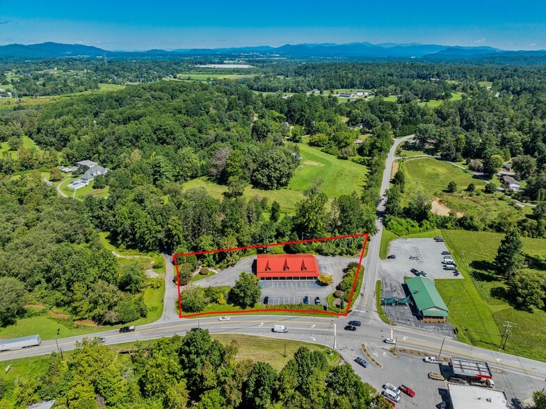 More Photos Of 271 Old Barn Rd, Hendersonville Medical For Sale